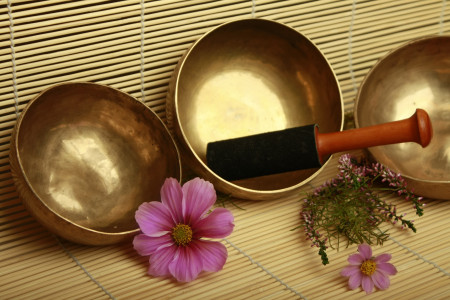 Tibetische Klangschalen mit Klöppel und Blüten