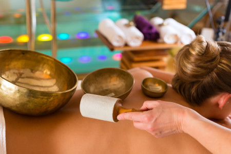 Klangmassage mit Klangschale auf dem Rücken