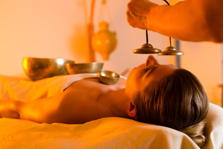 Klangmassage mit Zimbeln über dem Kopf